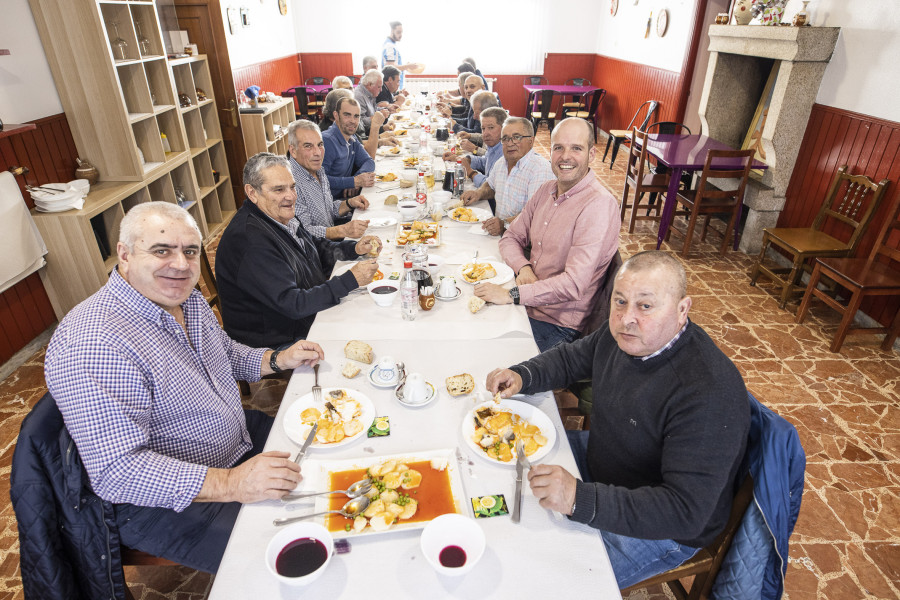 Comida de la peña social Casa Mosqueira de Pazos