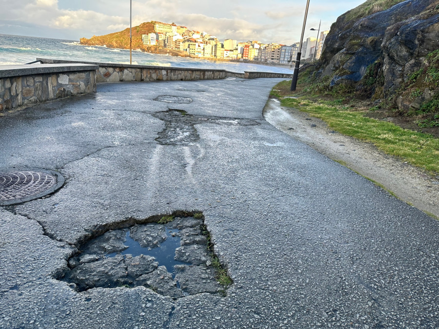 La falta de mantenimiento afea y resta atractivo turístico al paseo marítimo de Malpica