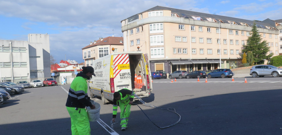 El Concello larachés renueva la señalización horizontal de la plaza Les Sables d’Olonne