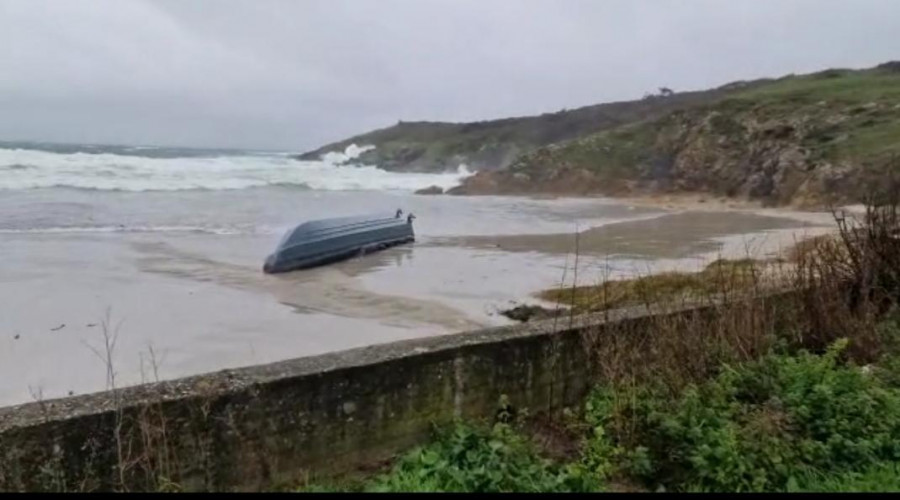 Aparece una narcolancha varada en la playa muxiana de Nemiña