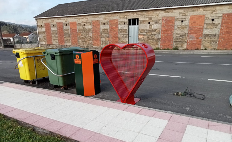 Instalados dos nuevos colectores para la recogida de tapones de plástico en Baio y Zas