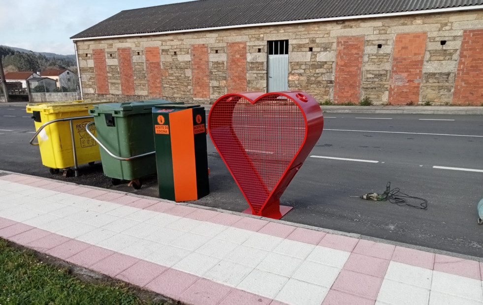 Instalados dos nuevos colectores para la recogida de tapones de plástico en Baio y Zas