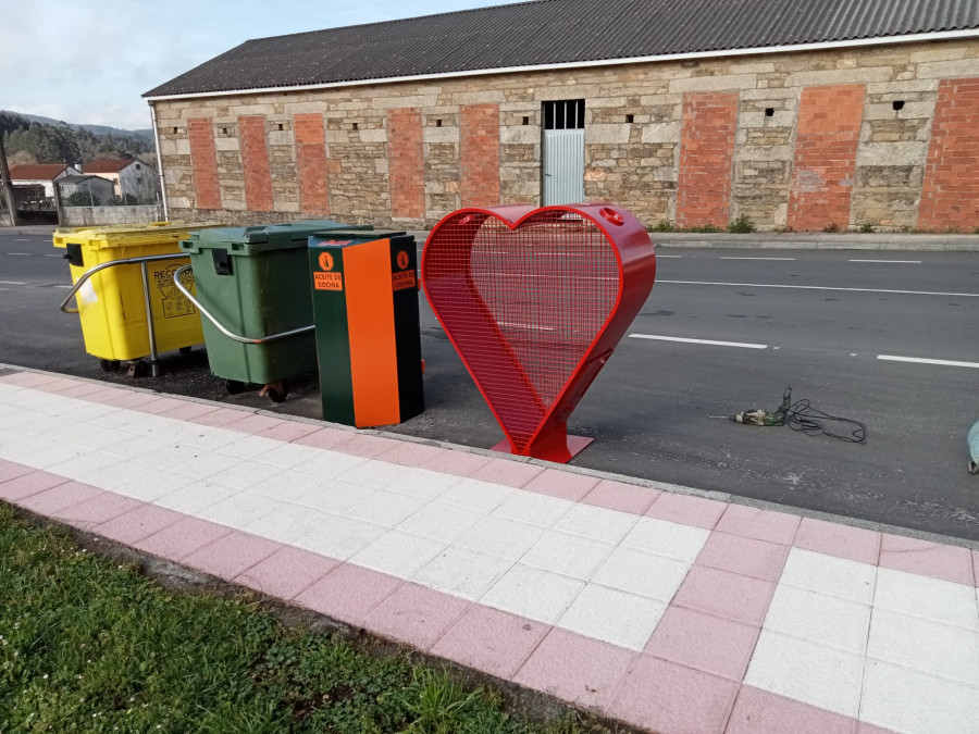 Instalados dos nuevos colectores para la recogida de tapones de plástico en Baio y Zas