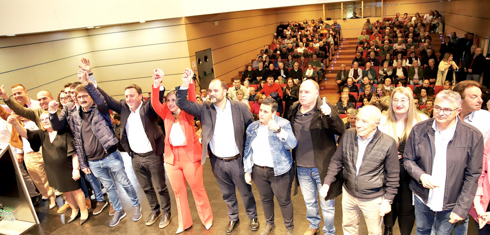 La socialista Mónica Rodríguez presenta su candidatura a la alcaldía de Vimianzo arropada por Formoso