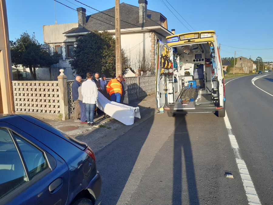 Evacuado en helicóptero uno de los tres heridos en una salida de vía en Mazaricos