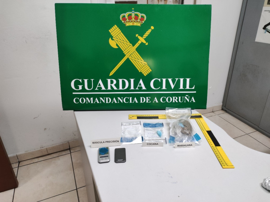 Descubren un punto de venta de drogas a raíz de un aviso por malos tratos en Carballo