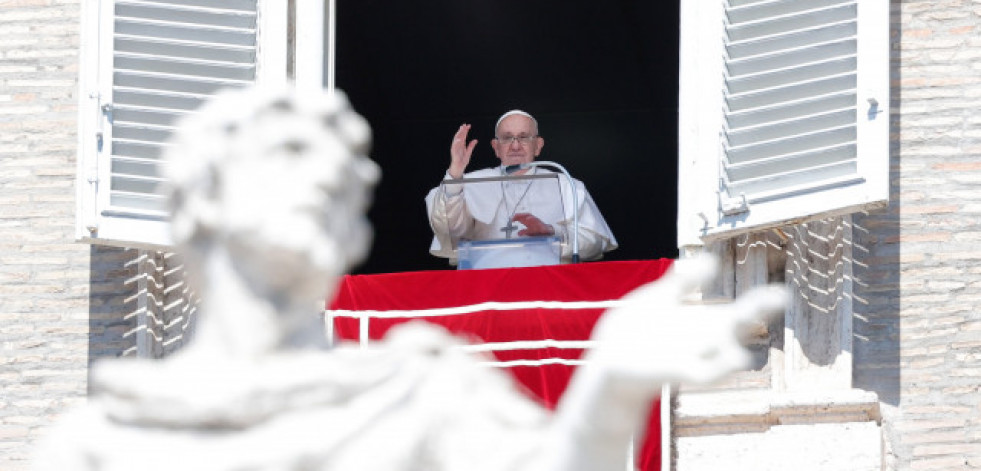 El papa Francisco muestra 