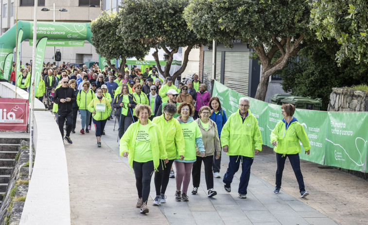 Más de 300 personas participan en la andaina contra el cáncer de Malpica