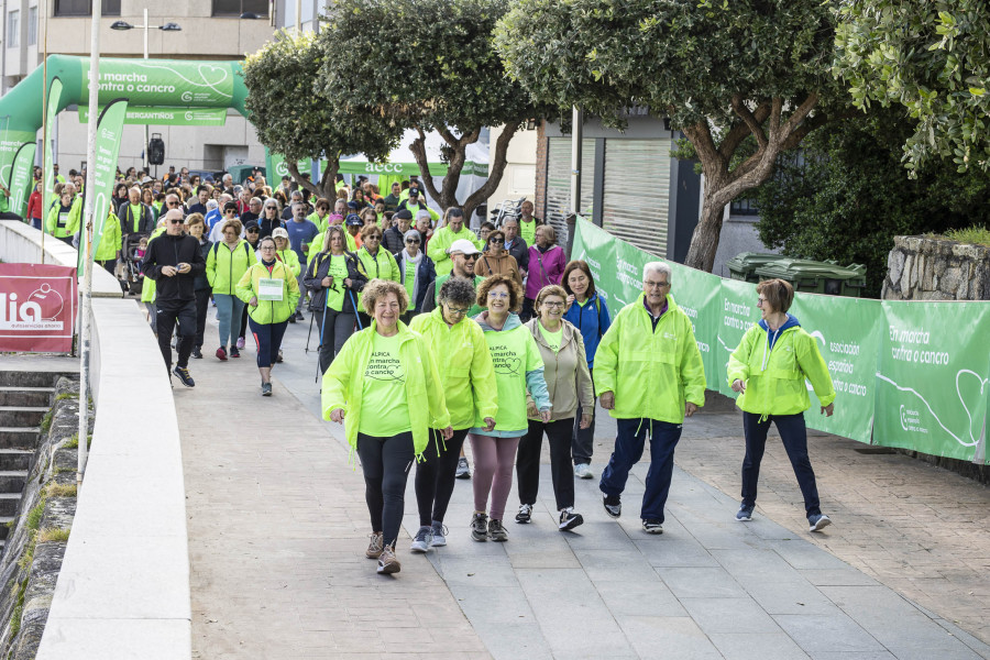 Más de 300 personas participan en la andaina contra el cáncer de Malpica