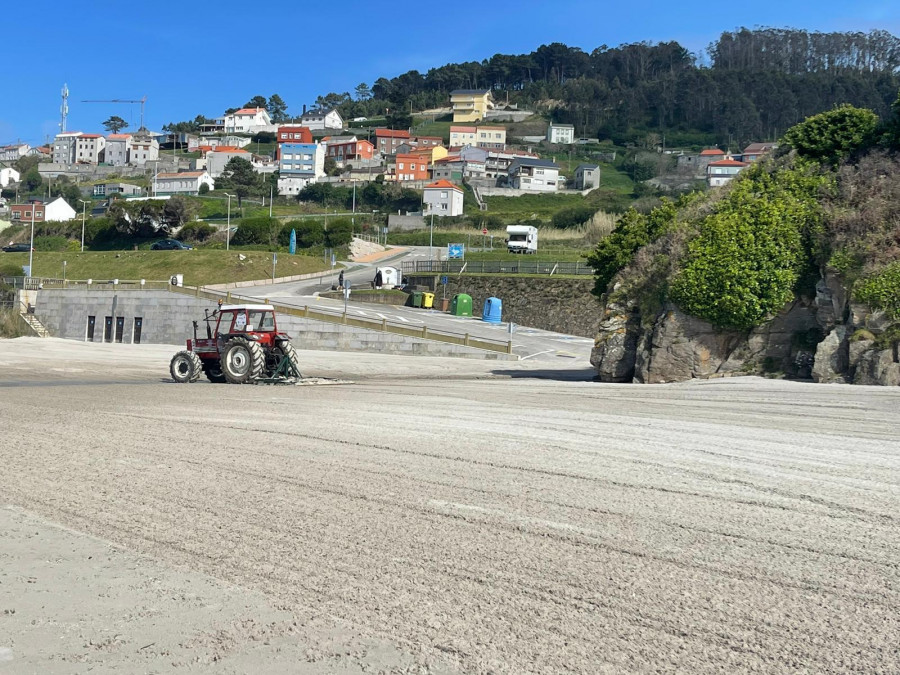 Ocho socorristas velarán por la seguridad de los bañistas en la playa de Caión