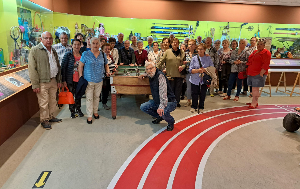 Un grupo de mayores de Monfero visita el Melga de Ponteceso