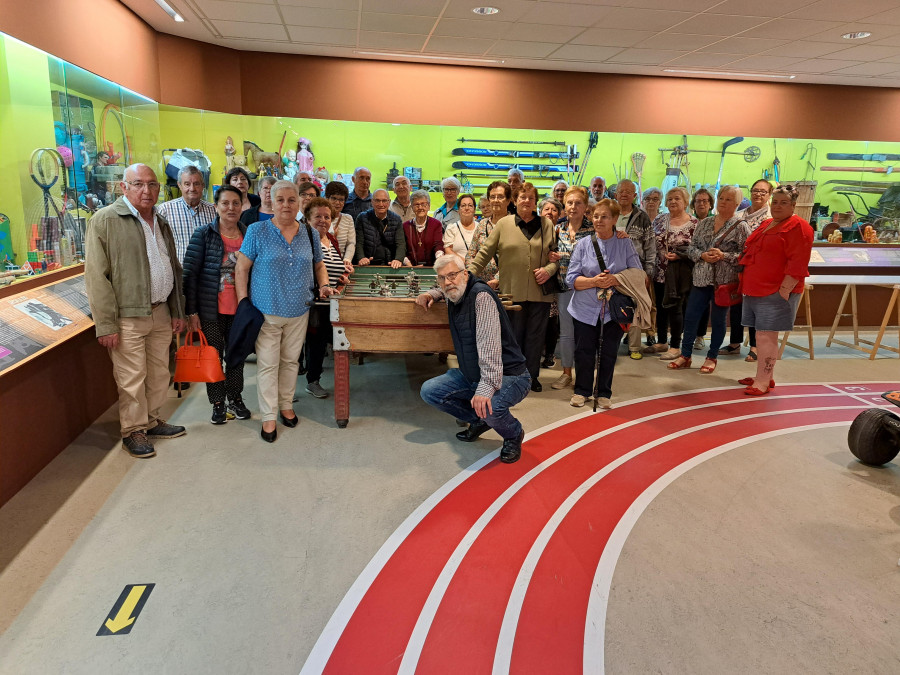 Un grupo de mayores de Monfero visita el Melga de Ponteceso