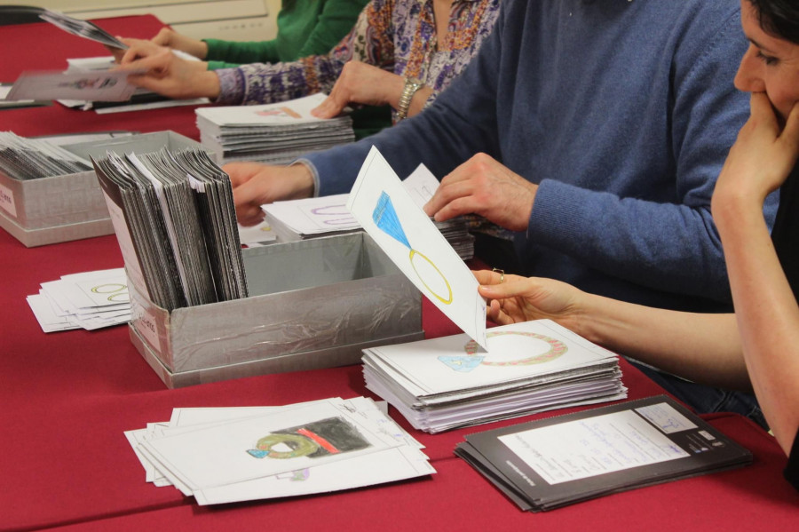 Dibujos de escolares gallegos convertidos en joyas para celebrar el Día de la Madre