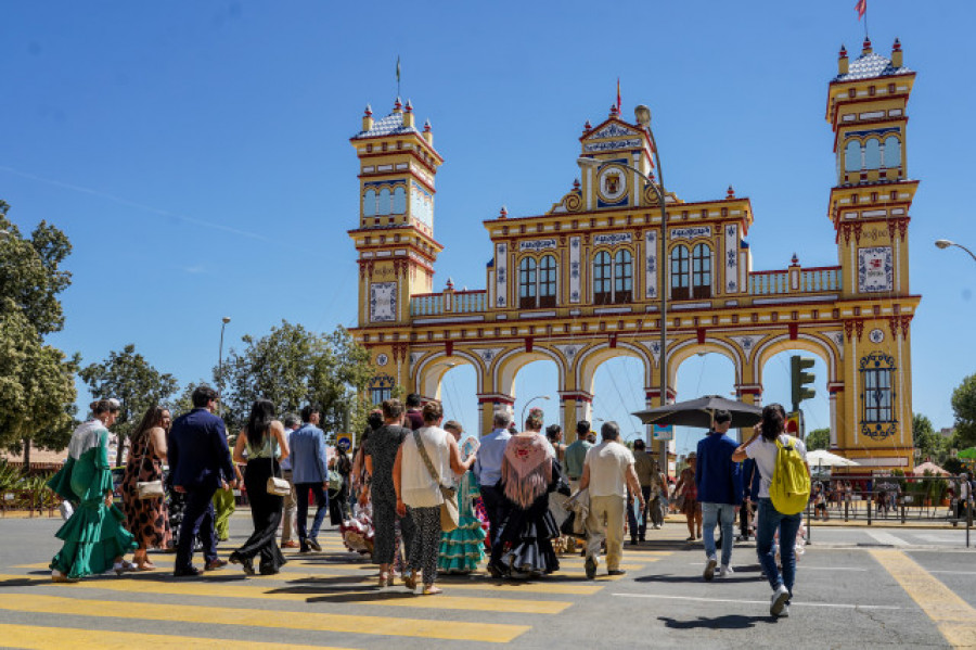 Una niña herida y dos mulos muertos en un incendio en la Feria de Abril de Sevilla