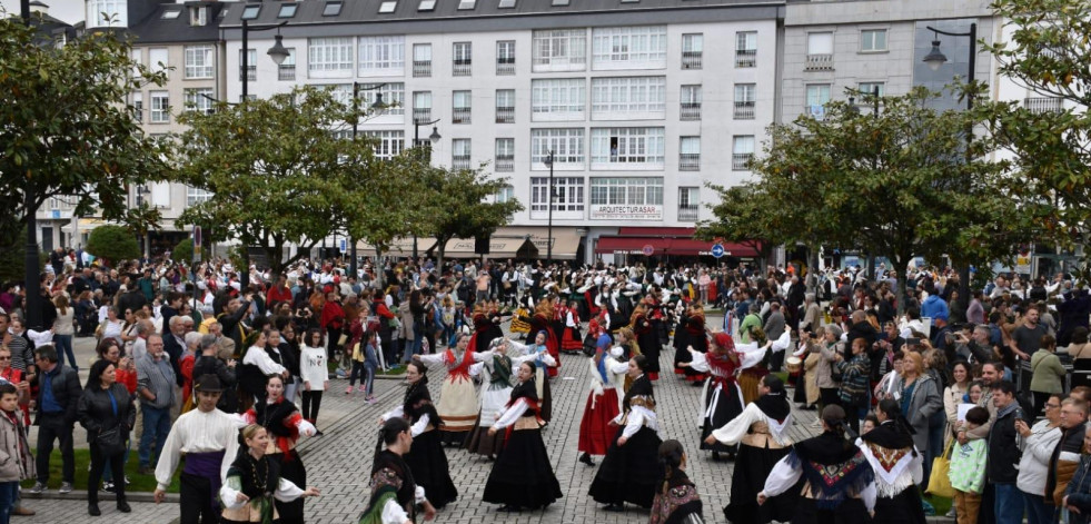 Medio millar de bailarines en el Día da Muiñeira de Cee