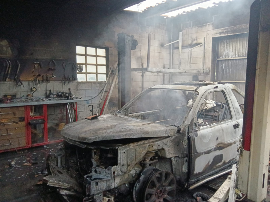 Arden dos coches en el incendio de un cobertizo en Laxe