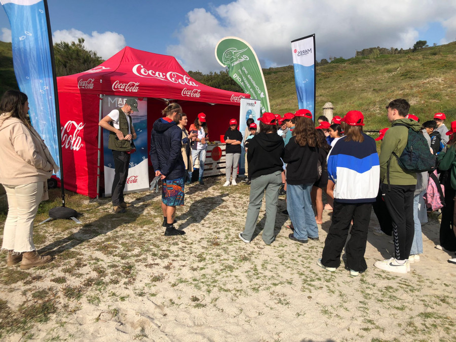 Casi 40 voluntarios del IES Urbano Lugris limpian Playa Seaia