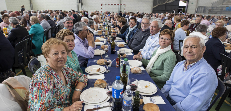 A Laracha rinde homenaje a unos 600 mayores