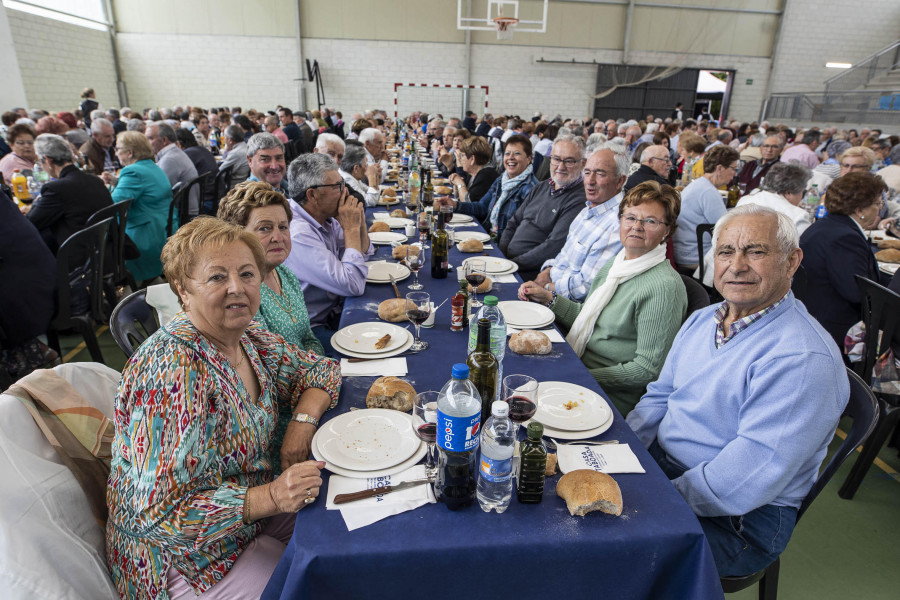 A Laracha rinde homenaje a unos 600 mayores