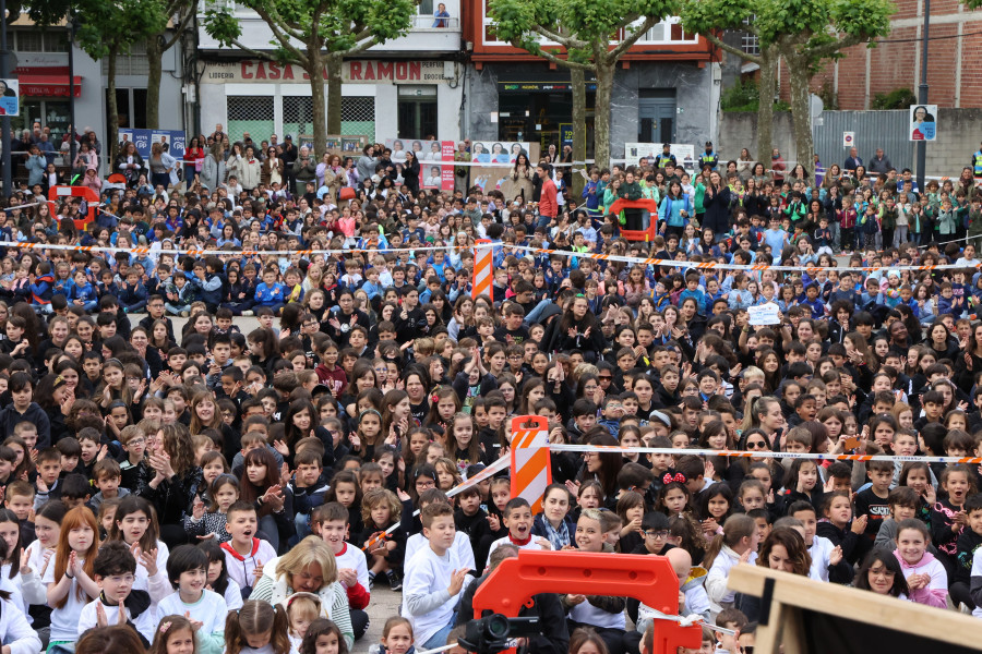 Los escolares de Carballo tributan a O Xestal  el mayor “Apaga o candil” de la historia