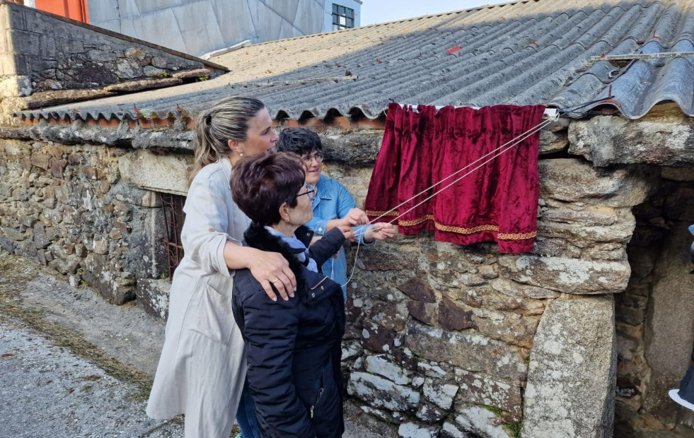 Una placa para recordar a Elisa y Marcela en Vimianzo