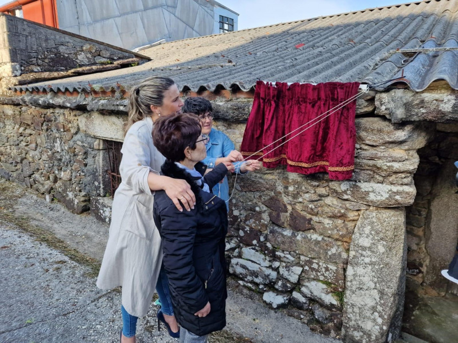 Una placa para recordar a Elisa y Marcela en Vimianzo