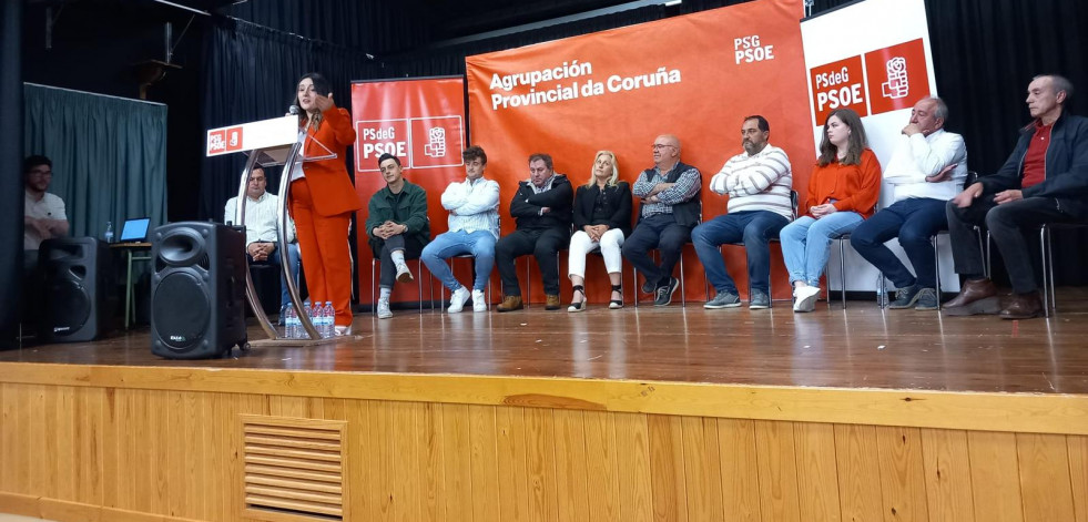 Bernardo Fernández respalda a la candidata del PSOE de Zas, Sheila Rial, en el cierre de campaña