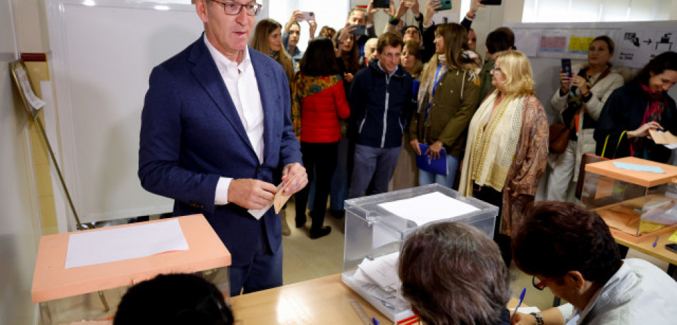 Feijóo vota confiado en la 