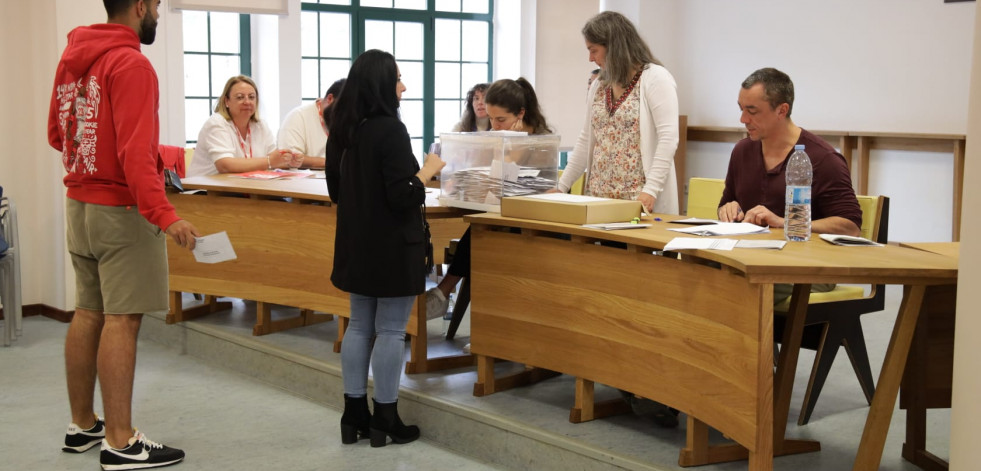 El TSXG valida un voto al PP rodeado con tinta azul, lo que le da un nuevo concejal en Corcubión