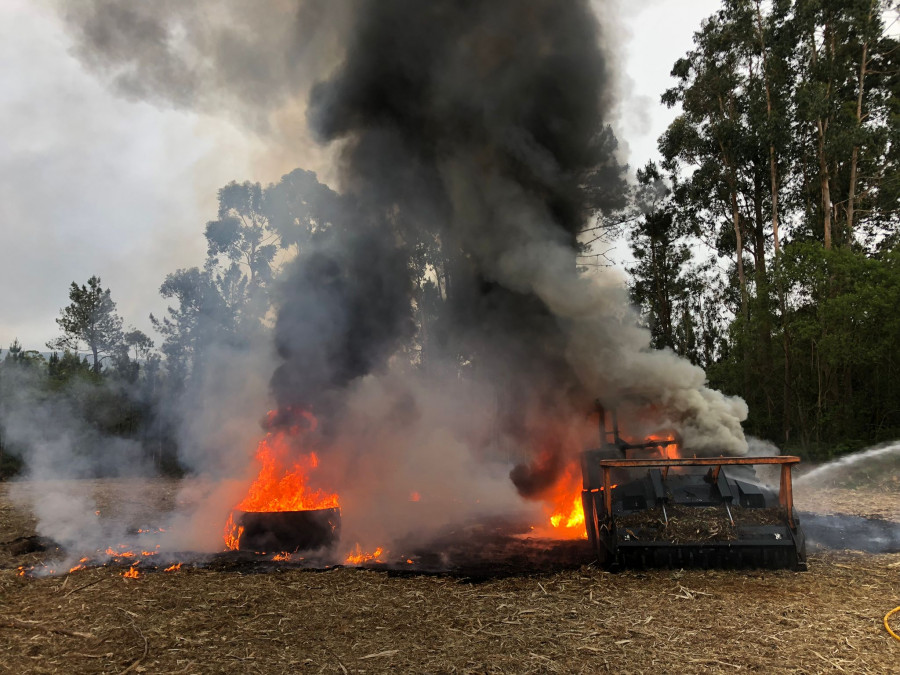 Arde un tractor que realizaba labores de desbroce en Zas