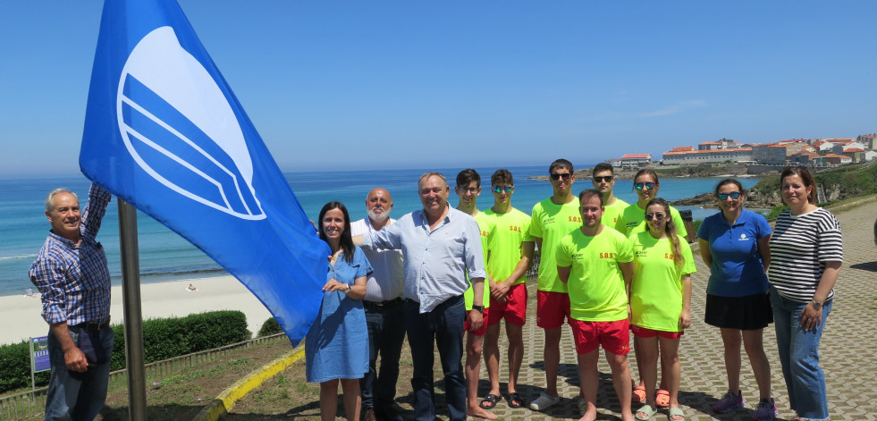 La bandera azul ya ondea en la playa de Caión