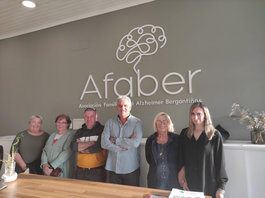 Presentan un libro sobre el alzhéimer en Carballo