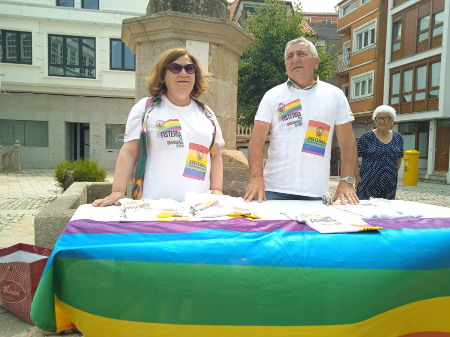 Fisterra reparte camisetas con los colores LGTBI