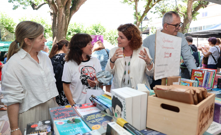 Arranca a Praza dos Libros, que enchen Carballo de maxia