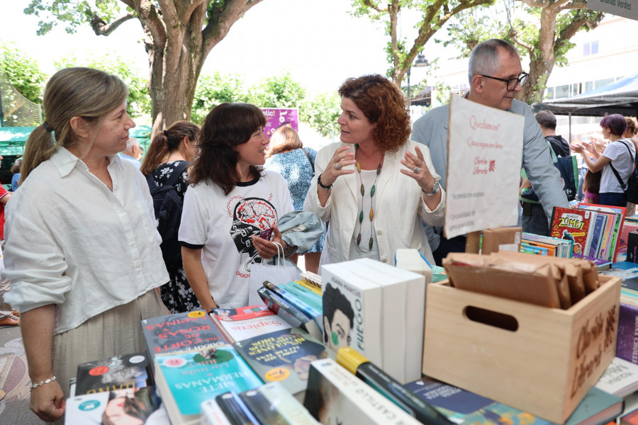 Arranca a Praza dos Libros, que enchen Carballo de maxia