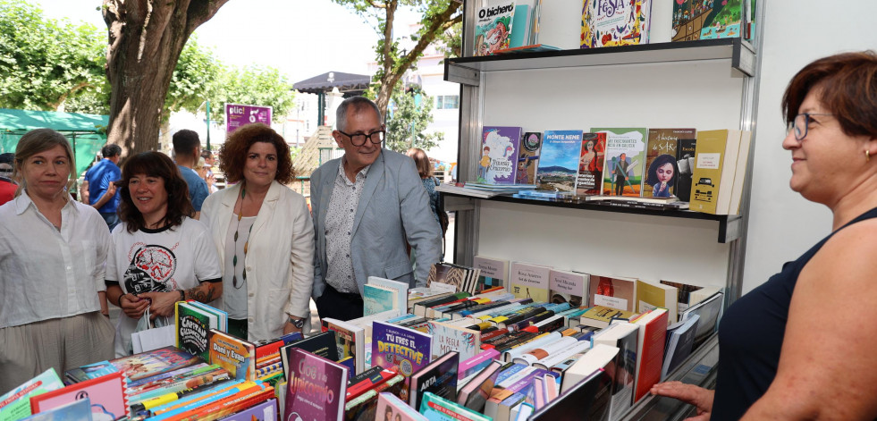 Primer día de la Praza dos Libros de Carballo, en imágenes