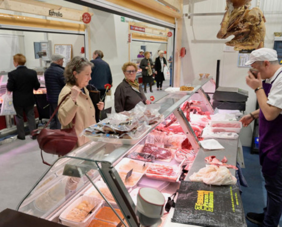 Variaspersonashacenlacompraenunmercado