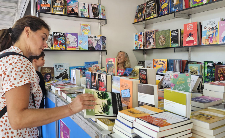 La Praza dos Libros continúa con mucho ambiente