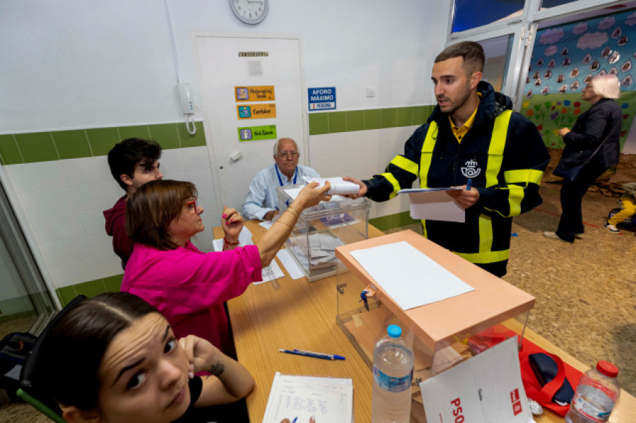 Feijóo pide a los carteros trabajar al máximo y se compromete a pagarles las horas extra