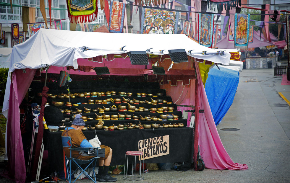 La lluvia marca el inicio del mercado medieval de Corcubión