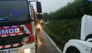 Rescatada una persona de un coche que quedó semivolcado en Mazaricos