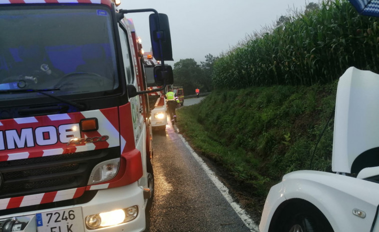 Rescatada una persona de un coche que quedó semivolcado en Mazaricos