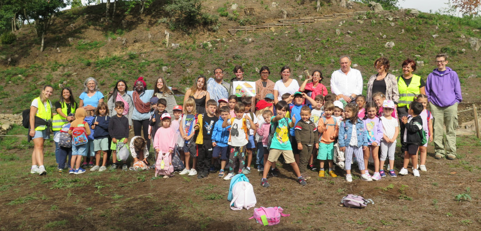 El campo de voluntariado de A Laracha participa en la consolidación del castro de Montes Claros