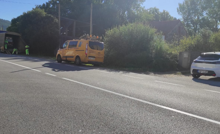 Prohibidos los adelantamientos y limitada la velocidad a 50 en la recta da Anchoa de Fisterra