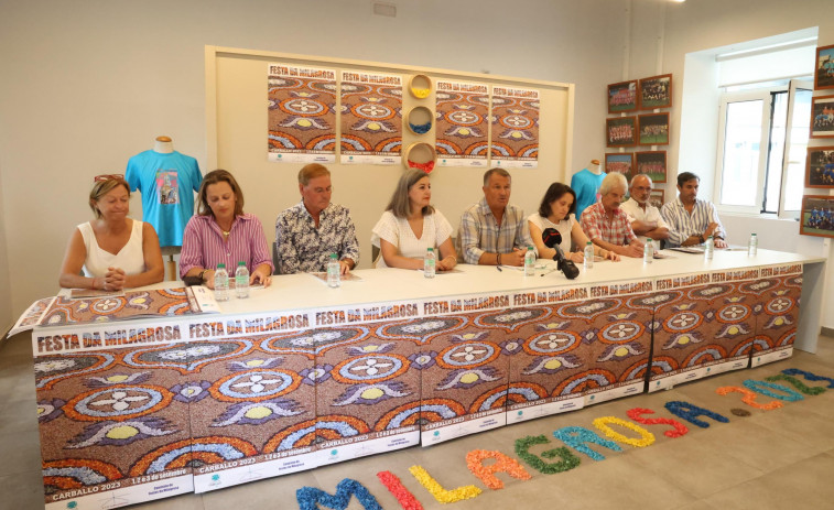 Alfombras, procesión de antorchas y sardiñada, en la Milagrosa de Carballo