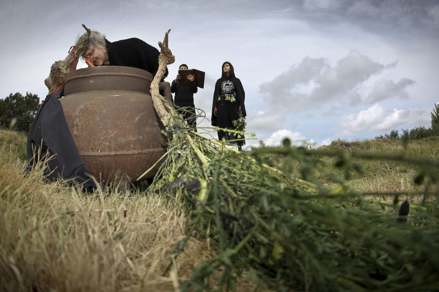 Akelarre en Vimianzo, con foliada, teatro y queimada