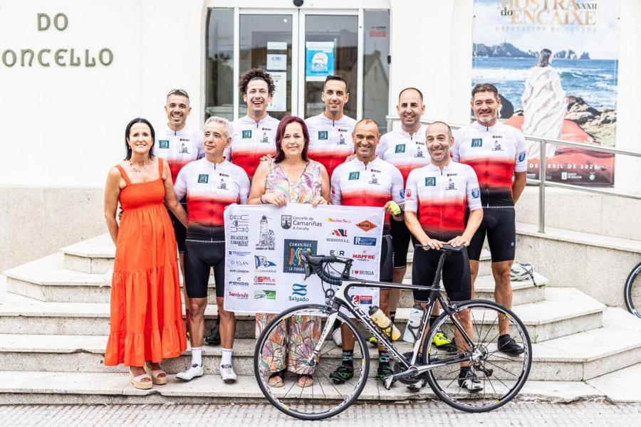 Ocho ciclistas salen de Camariñas hasta La Turballe