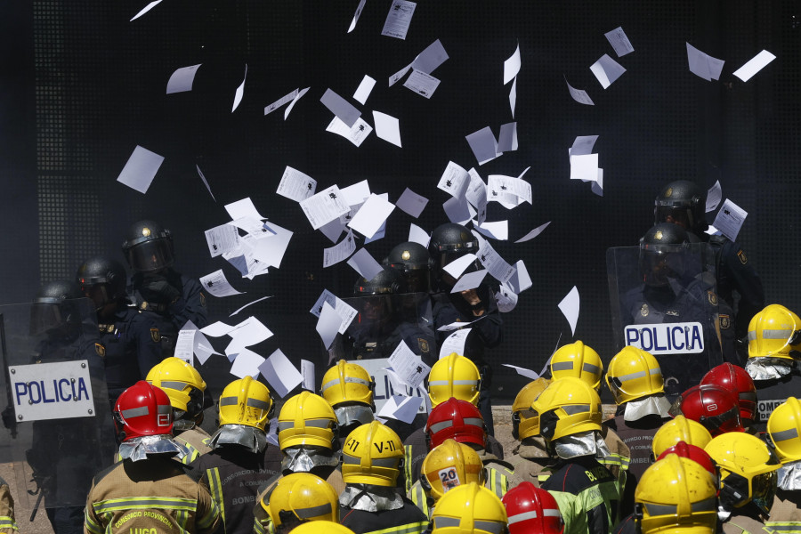 Nuevo cierre del parque de bomberos de Cee y críticas del sector a la administración