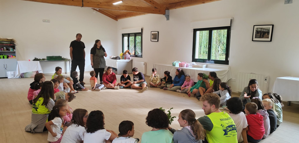 Los niños de Coristanco aprenden sobre hierbas aromáticas