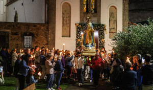 La procesión de las Antorchas pone fin a la novena de A Milagrosa en Carballo